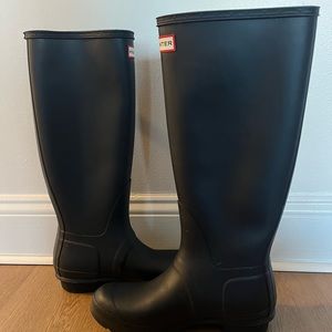 Hunter navy tall boots. In great shape as I have warn once before.